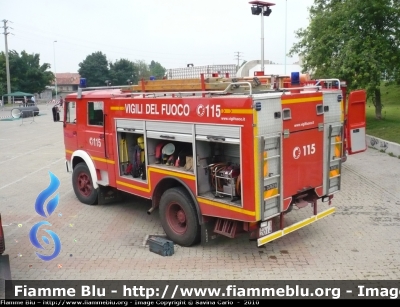 Iveco OM 160
Vigili del Fuoco
Comando Provinciale di Biella
Distaccamento Volontario di Cossato (BI)
AutoPompaSerbatoio allestimento Baribbi
VF 12014
Parole chiave: Iveco OM 160 VF12014