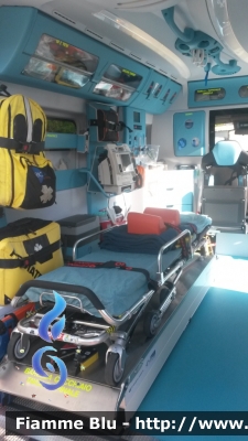 Fiat Ducato X290
Pubblica Assistenza Croce Azzurra Comano
Sigla Veicolo: "Hotel 10"
Allestimento "QTX Ambitalia"
Ambulanza di emergenza
