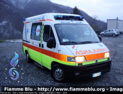 Fiat Ducato II Serie
Pubblica Assistenza Croce Azzurra Comano
Sigla: "Hotel 01"
Allestimento "F.lli Mariani"
Versione aggiornata con fascia gialla laterale e posteriore, anteriormente sono stati aggiunti lampeggianti a led posizionati sopra il paraurti
Parole chiave: Fiat Ducato_IISerie Ambulanza 118_Comano 118_Massa_Carrara