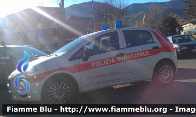 Fiat Grande Punto
Corpo Unico di Polizia Locale 
"Struttura Unica Lunigiana"
ora "Unione di Comuni Montana Lunigiana"
Allestimento "Ciabilli"
Veicolo con la doppia denominazione dell'Ente
POLIZIA LOCALE YA 035 AH
Parole chiave: Fiat Grande_Punto PoliziaLocaleYA035AH