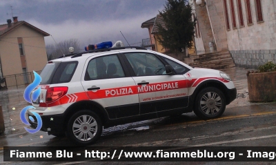 Fiat Sedici I serie
Corpo Unico di Polizia Locale
"Unione di Comuni Montana Lunigiana"
Automezzo 05
Allestimento Bertazzoni
POLIZIA LOCALE YA 261 AB
Parole chiave: Fiat Sedici_Iserie POLIZIALOCALEYA261AB