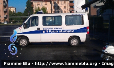 Fiat Ducato II serie
Polizia Municipale di Piacenza
Ufficio Mobile ex Sez. Infortunistica
Progetto Educazione Stradale
Codice mezzo D3
Parole chiave: Fiat Ducato_IIserie