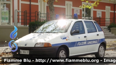 Fiat Punto I serie
Polizia Municipale Carrara
Distaccamento di Marina di Carrara
Auto n° 12
Veicolo in livrea precedente a quella regionale

Parole chiave: Fiat Punto_Iserie