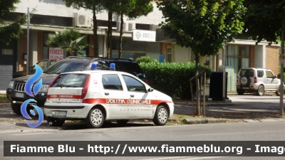 Fiat Punto III serie
Polizia Municipale Carrara
Servizio Vigilanza di Quartiere
Auto n° 04
Parole chiave: Fiat Punto_IIIserie