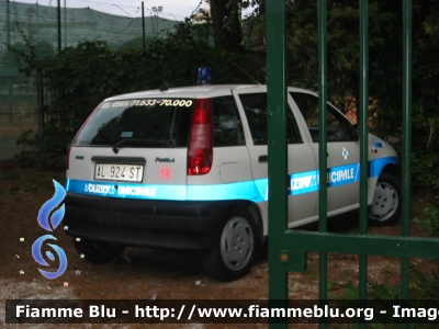 Fiat Punto I serie
Polizia Municipale di Carrara
Distaccamento di Marina di Carrara
Veicolo in livrea precedente alla legge regionale e mai adeguato
Parole chiave: Fiat Punto_Iserie