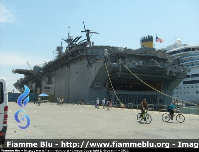 nave LHD5 "USS Bataan" 
United States of America - Stati Uniti d'America
nave portaelicotteri e aerei a decollo verticale LHD5 "USS Bataan" ormeggiata al porto di Palermo in transito per lo operazioni militari presso le coste della Libia
Parole chiave: nave_LHD5_USS_Bataan