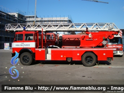 Fiat 684N
Vigili del Fuoco
Comando Provinciale di Pisa
Distaccamento di Saline di Volterra (PI)
AutoScala allestimento Magirus Macchi
VF 10080
Parole chiave: Fiat 684N VF10080