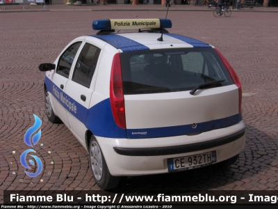 Fiat Punto II Serie
Polizia Municipale Carpi (Unione Terre d'Argine) 
Allestimento: Bertazzoni Veicoli Speciali
Targa: CE 932 TH Anno 2003

Parole chiave: Fiat_Punto_IISerie Polizia_Municipale Carpi CE932TH