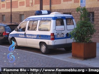 Fiat Scudo I Serie 
Polizia Municipale Carpi (Unione Terre d'Argine)
Unità Mobile di Quartiere
Nota: Come vedete, il veicolo é sprovvisto dello stanag del comune d'appartenenza, ma appartiene comunque all'unione terre d'argine e alla polizia locale di Carpi.
Parole chiave: Fiat Scudo_ISerie_Polizia Municipale Carpi 