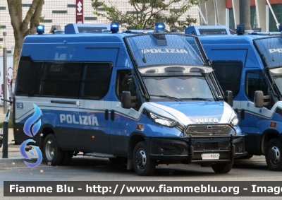 Iveco Daily VI serie restyle
Polizia di Stato
Reparto Mobile
Allestimento Sperotto
POLIZIA M9063
Parole chiave: Iveco Daily_VI_serie_restyle Reparto_Mobile POLIZIA_M9063