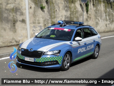 Skoda Superb Wagon III serie restyle
Polizia di Stato
Polizia Stradale
POLIZIA M6368
in scorta al Giro d'Italia 2024
Auto 04
Parole chiave: Skoda Superb_Wagon_III_serie_restyle Polizia_Stradale Giro_d_Italia_2024 POLIZIA_M6368