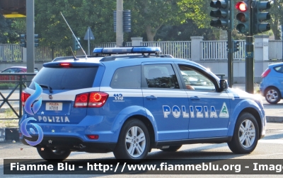 Fiat Freemont
Polizia di Stato
Polizia Stradale in Servizio sulla Rete Autostradale ATIVA
Esemplare con barra Federal Signal Traffic Storm
POLIZIA H7818
Variante logo societario grande
Parole chiave: Fiat Freemont PoliziaH7818