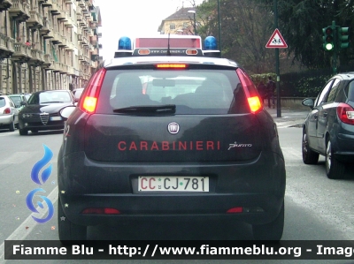 Fiat Grande Punto
Carabinieri
Autovettura equipaggiata con sistema EVA
CC CJ 781
Parole chiave: Fiat Grande_Punto CCCJ781