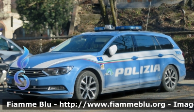 Volkswagen Passat Variant VIII serie
Polizia di Stato
Polizia Stradale in servizio sulla rete autostradale SITAF
POLIZIA M2799
- versione allestita con barra Intav Freeway -
Parole chiave: Volkswagen Passat Variant VIII serie Polizia Stradale SITAF POLIZIA M2799