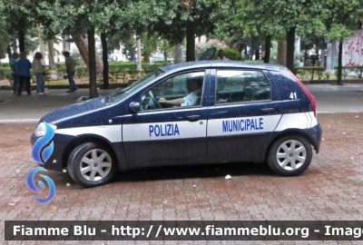 Fiat Punto III serie
Polizia Municipale
Comune di Bari
Parole chiave: Fiat Punto III serie Polizia Municipale Bari