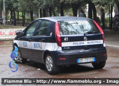 Fiat Punto III serie
Polizia Municipale
Comune di Bari
Parole chiave: Fiat Punto III serie Polizia Municipale Bari