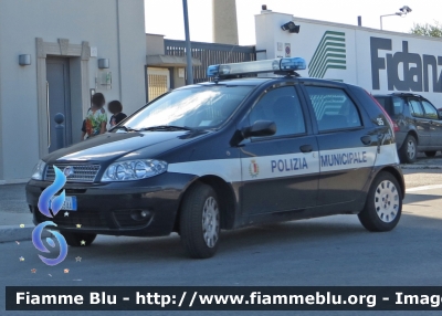 Fiat Punto III serie
Polizia Municipale
Comune di Bari
POLIZIA LOCALE YA 093 AA
Parole chiave: Fiat Punto III serie Polizia Municipale Bari YA 093 AA