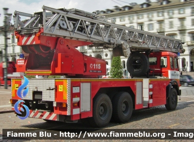 Iveco 330-35
Vigili del Fuoco
Comando Provinciale di Torino
AutoScala da 52 metri allestimento Iveco-Magirus
VF 14783
Parole chiave: Iveco 330-35 VF14783