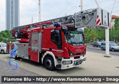 Iveco EuroCargo 160E32 IV serie
Vigili del Fuoco
Autoscala articolata M32L-AS 32 metri
Allestimento Magirus
Parole chiave: Iveco EuroCargo 160E32 IV serie Vigili del Fuoco Autoscala_articolata 32_metri Magirus