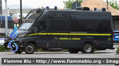 Iveco Daily VI serie restyle
Guardia di Finanza
Automezzo Protetto per Ordine Pubblico
Allestimento Sperotto
Con logo 250° Anniversario
GdiF 960 BQ


Parole chiave: Iveco Daily_VI_serie_restyle Guardia_di_Finanza GdiF_960_BQ