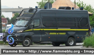 Iveco Daily VI serie restyle
Guardia di Finanza
Automezzo Protetto per Ordine Pubblico
Allestimento Sperotto
Con logo 250° Anniversario
GdiF 960 BQ
Parole chiave: Iveco Daily_VI_serie_restyle Guardia_di_Finanza GdiF_960_BQ