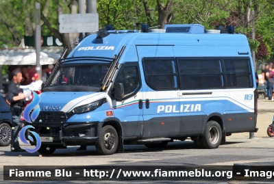 Iveco Daily VI serie restyle
Polizia di Stato
Reparto Mobile
Allestimento Sperotto
POLIZIA M5876
Parole chiave: Iveco Daily_VI_serie_restyle Reparto_Mobile POLIZIA_M5876