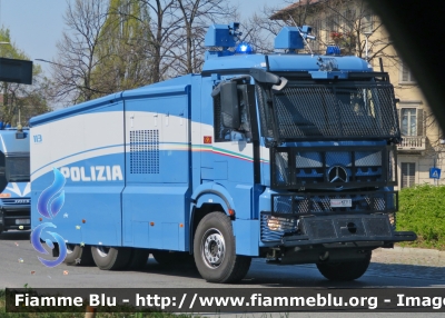 Mercedes-Benz Arocs
Polizia di Stato
V Reparto Mobile
Idrante allestimento BAI
POLIZIA M3713
Parole chiave: Mercedes-Benz Arocs Reparto_Mobile POLIZIA_M3713