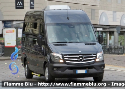 Mercedes-Benz Sprinter III serie restyle
Presidenza della Repubblica Italiana
Minibus utilizzato nelle Scorte Presidenziali
Parole chiave: Mercedes-Benz Sprinter III serie restyle Scorte Presidenza_Repubblica