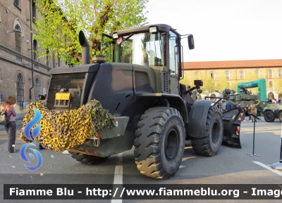 New Holland W130B
Esercito Italiano
36° Reg. Genio Guastatori - Fossano
MACC.OP. EI BE 694
Parole chiave: New Holland W130B Esercito_Italiano EI_BE_694