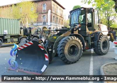 New Holland W130B
Esercito Italiano
36° Reg. Genio Guastatori - Fossano
MACC.OP. EI BE 694
Parole chiave: New Holland W130B Esercito_Italiano EI_BE_694