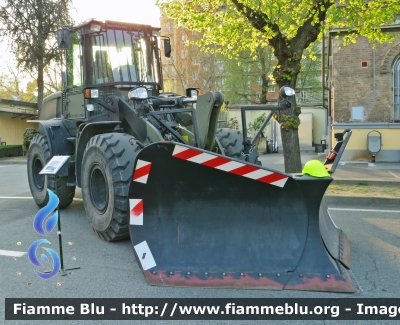 New Holland W130B
Esercito Italiano
36° Reg. Genio Guastatori - Fossano
MACC.OP. EI BE 694
Parole chiave: New Holland W130B Esercito_Italiano EI_BE_694