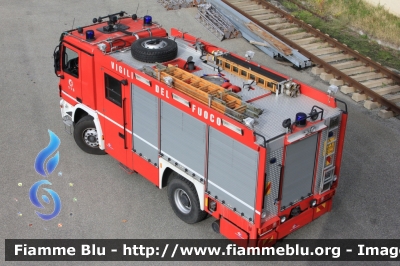 Mercedes-Benz Actros 1832 II serie
Vigili del Fuoco
Comando Provinciale di Torino
Distaccamento Permanente di Susa
AutoPompaSerbatoio bimodale allestimento Bai
VF 24126
Parole chiave: Mercedes-Benz Actros_1832_IIserie VF24126