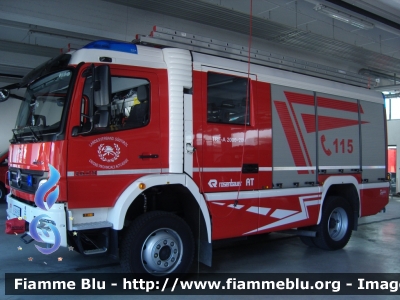 Mercedes-Benz Atego 1828 4x4 II serie
Vigili del Fuoco
Unione Provinciale Alto Adige
Landesverband Südtirol
Allestimento Rosenbauer "AT"
VF 24H BZ
Parole chiave: Mercedes-Benz Atego_1828_4x4_IIserie VF24HBZ