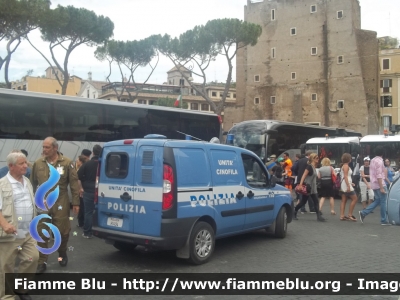 Fiat Doblò II serie
Polizia di Stato
Unità Cinofile
Allestimento Elevox
Polizia H1494
in servizio durante la Parata del 2 Giugno a Roma
Parole chiave: Fiat Doblò_IIserie PoliziaH1494 Festa_della_Repubblica_2011