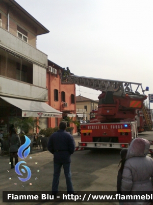 Iveco EuroFire 150E27 I serie
Vigili del Fuoco
Comando Provinciale di Modena
Distaccamento Permanente di Carpi (MO)
Autoscala da 37 metri allestimento Iveco-Magirus ricondizionata Fortini
VF 18080

Intervento per incendio cavi elettrici a Limidi di Soliera (MO)
Parole chiave: Iveco EuroFire_150E27_Iserie VF18080