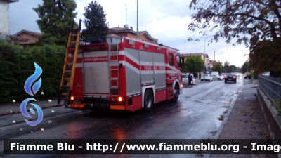 Mercedes-Benz Actros 1841 II serie
Vigili del Fuoco
Comando Provinciale di Modena
Distaccamento Permanente di Carpi (MO)
AutoPompaSerbatoio allestimento Bai
VF 23345

Intervento per albero caduto su un'abitazione in seguito alla tromba d'aria del 06/09/16 a Limidi di Soliera (MO)
Parole chiave: Mercedes-Benz Actros_1841_IIserie VF23345