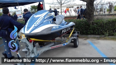 Yamaha Acquascooter
Polizia di Stato
Polizia del Mare
Squadra nautica Ravenna / Cervia
PS1257

- Gara ciclistica "Granfondo del Sale" Cervia (2017) -
Parole chiave: Yamaha Acquascooter PS1257