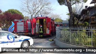 Iveco Daily III serie
Vigili del Fuoco
Comando Provinciale di Ravenna
Nucleo NBCR
VF 22077

- Incendio tetto a Pinarella di Cervia (02/04/2017) -
Parole chiave: Iveco Daily_III_serie VF22077