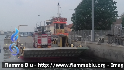 Mercedes-Benz Actros 1841 II serie
Vigili del Fuoco
Comando Provinciale di Ravenna
AutoPompaSerbatoio allestimento BAI
VF 24505

Intervento per taglio ramo a Marina Romea (06/05/2018)
(traghettato da Marina di Ravenna a Marina Romea)
Parole chiave: Mercedes-Benz Actros_1841_IIserie VF24505