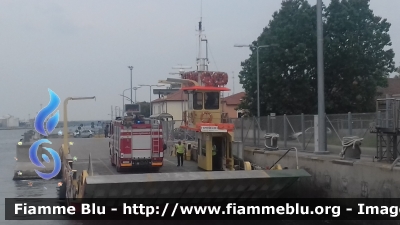 Mercedes-Benz Actros 1841 II serie
Vigili del Fuoco
Comando Provinciale di Ravenna
AutoPompaSerbatoio allestimento BAI
VF 24505

Intervento per taglio ramo a Marina Romea (06/05/2018)
(traghettato da Marina di Ravenna a Marina Romea)
Parole chiave: Mercedes-Benz Actros_1841_IIserie VF24505