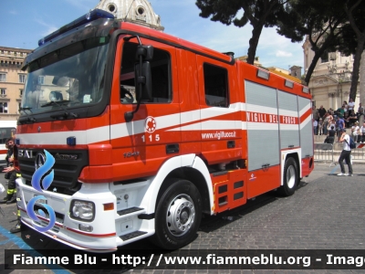 Mercedes-Benz Actros 1841 II serie
Vigili del Fuoco
Comando Provinciale di Roma
AutoPompaSerbatoio allestimento Bai
VF 23311
Parole chiave: Mercedes-Benz Actros_1841_IIserie VF23311 Festa_della_Repubblica_2011