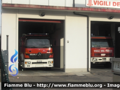 Cento (FE)
Vigili del Fuoco
Comando Provinciale di Ferrara
Distaccamento Permanente di Cento (FE)
Particolare delle autorimesse con la prima partenza APS Iveco EuroFire e ABP Mercedes-Benz Atego
