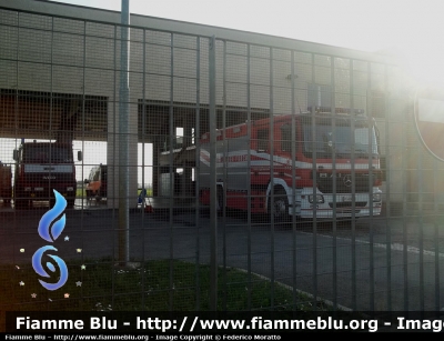 Distaccamento Permanente di San Felice sul Panaro (MO)
Vigili del Fuoco
Vista delle autorimesse
Nella foto, davanti alle autorimesse, si vede la prima partenza APS Mercedes Benz Actros 1841
Parole chiave: Distaccamento_Permanente_San_Felice