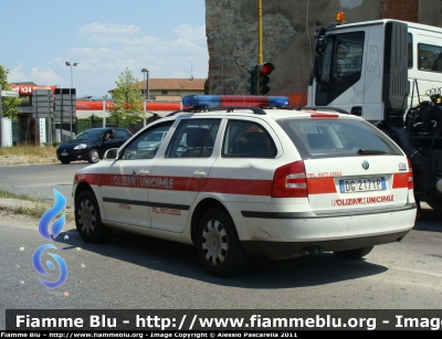 Skoda Octavia Wagon II serie
Polizia Municipale Pistoia
Qui ripresa in servizio su un incidente stradale a Pistoia
Parole chiave: Skoda Octavia_Wagon_IIserie