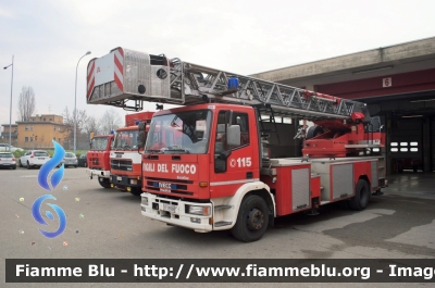 Iveco EuroFire 150E27 I serie
Vigili del Fuoco
Comando Provinciale di Bologna
AutoScala da 37 metri allestimento Iveco-Magirus
VF 19386
Parole chiave: Iveco EuroFire_150E27_Iserie Vigili_del_Fuoco VF_19386