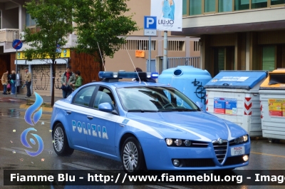 Alfa Romeo 159
Polizia di Stato
Polizia Stradale
POLIZIA F7301
In scorta al Giro d'Italia 2013
Parole chiave: Alfa-Romeo 159 POLIZIAF7301 Giro_Italia_2013