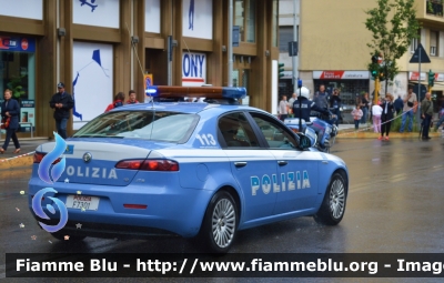 Alfa Romeo 159
Polizia di Stato
Polizia Stradale
POLIZIA F7301
In scorta al Giro d'Italia 2013
Parole chiave: Alfa-Romeo 159 POLIZIAF7301 Giro_Italia_2013