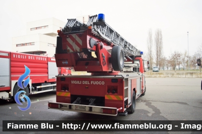 Iveco EuroFire 150E27 I serie
Vigili del Fuoco
Comando Provinciale di Bologna
AutoScala da 37 metri allestimento Iveco-Magirus
VF 19386
Parole chiave: Iveco EuroFire_150E27_Iserie Vigili_del_Fuoco Comando_Provinciale_Bologna VF_19386