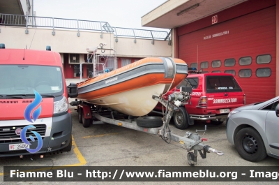 Gommone Novamarine
Vigili del Fuoco
Nucleo Sommozzatori di Bologna
Parole chiave: Gommone_Novamarine Vigili_del_Fuoco Comando_Provinciale_Bologna