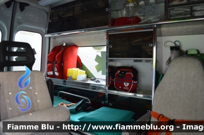 Renault Trafic II serie
Misericordia San Vincenzo (LI)
Allestita Mariani Fratelli
Particolare Vano Sanitario
Parole chiave: Renault Trafic_IIserie Ambulanza